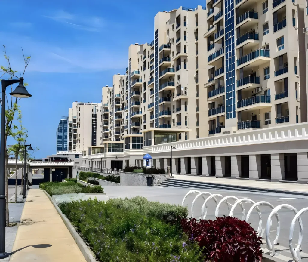 ممشى ومساحات خضراء بين عمارات داون تاون العلمين الجديدة