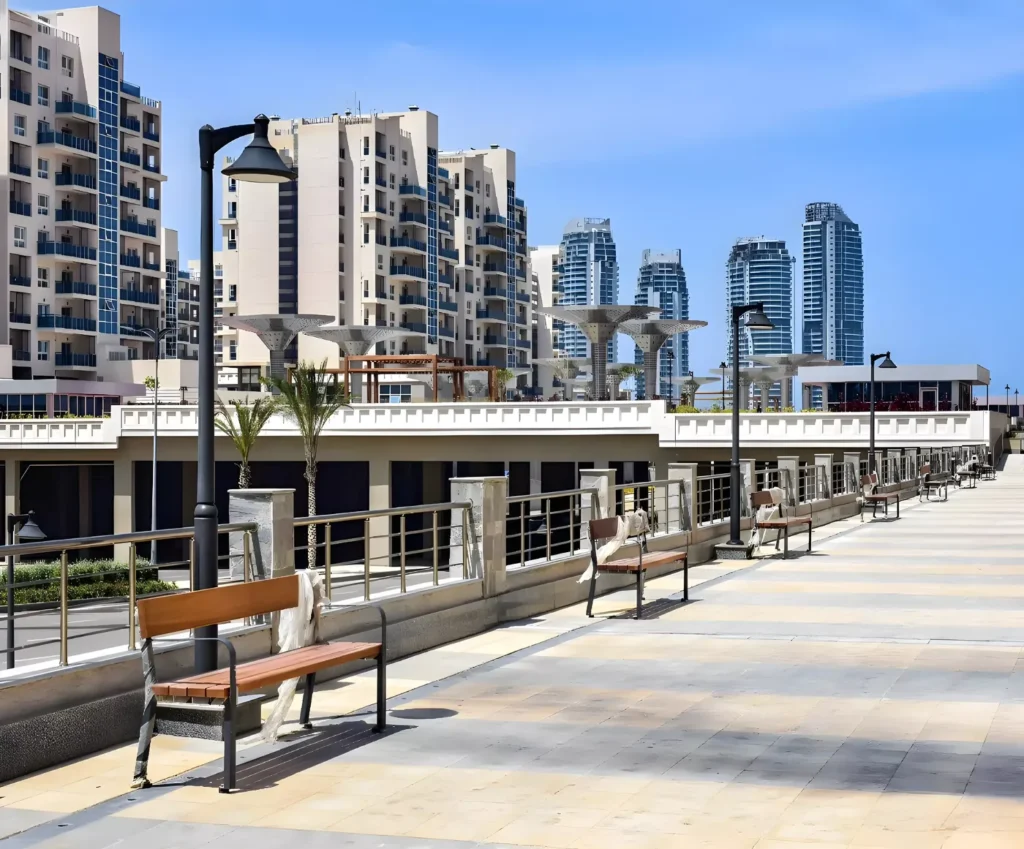 ممشى مطل على الأبراج من داخل داون تاون العلمين الجديدة