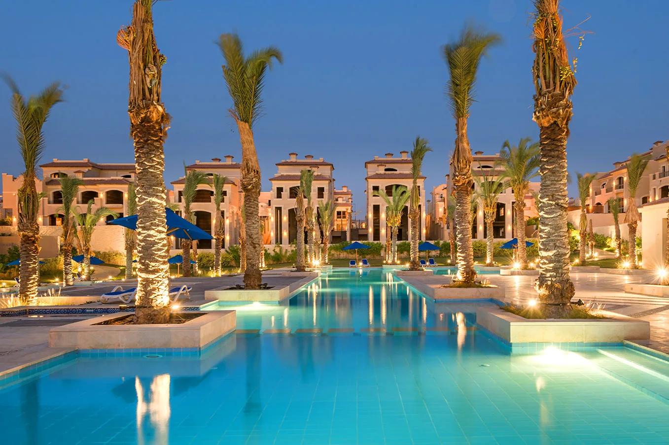 حمام سباحة ونخيل وفلل في كمبوند الباتيو 5 إيست الشروق