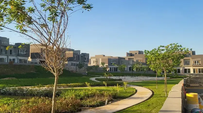 ممشى وسط الأشجار بين الفلل في إيتابا الشيخ زايد