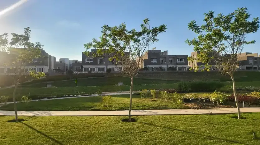 حديقة مزروعة ومسار مشي داخل إيتابا الشيخ زايد