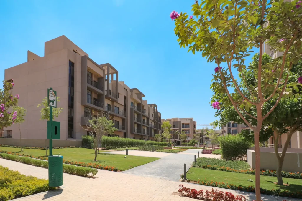 مباني سكنية بين الأشجار في فيفث سكوير