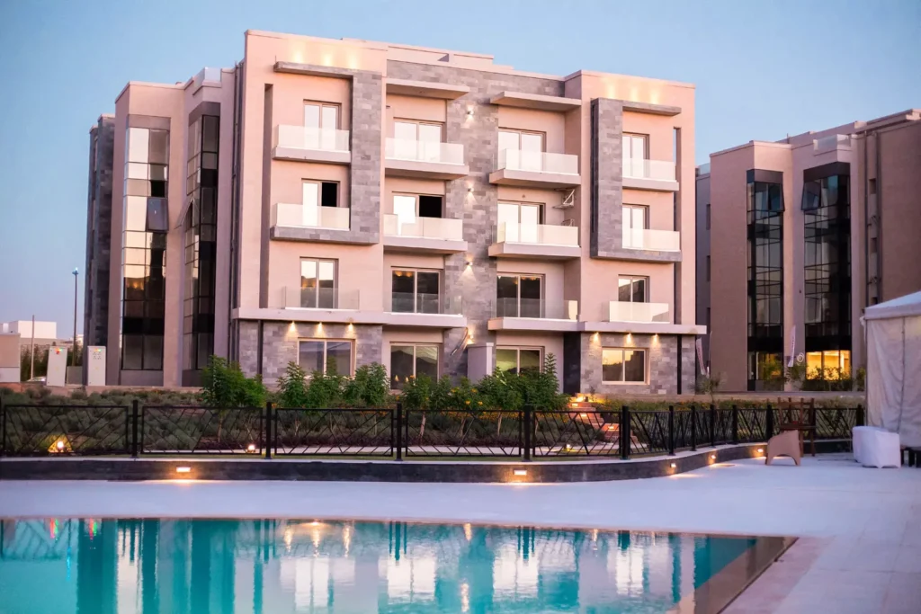 عمارات جاليريا مون فالي مطلة على حمام السباحة