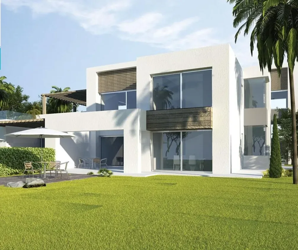 واجهة فيلا بيضاء بحديقة واسعة في هاسيندا باي الساحل الشمالي