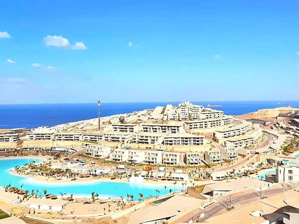 إطلالة بحرية على وحدات المونت جلالة والبحيرة الصناعية