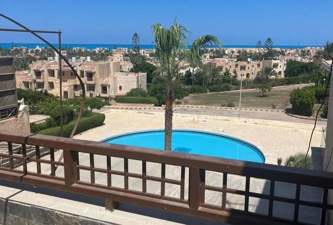 شرفة تطل على حمام سباحة القرية في مارينا 1
