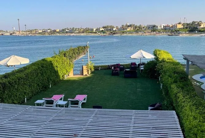 حديقة مطلة على البحيرة في مارينا 6 العلمين