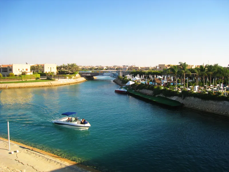 قناة لاجون وقارب في مارينا العلمين