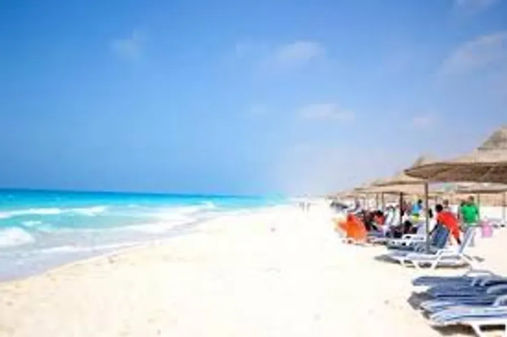 شاطئ رملي ومظلات على ساحل البحر المتوسط قرب مارسيليا بيتش 3