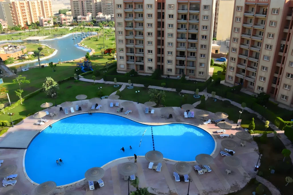 حمام سباحة ومسطحات خضراء بجوار العمارات في مارسيليا لاند