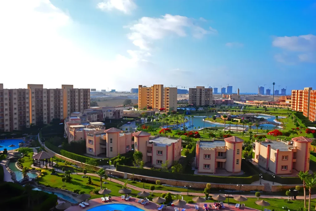 لقطة واسعة للمسطحات الخضراء والبحيرات في مارسيليا لاند
