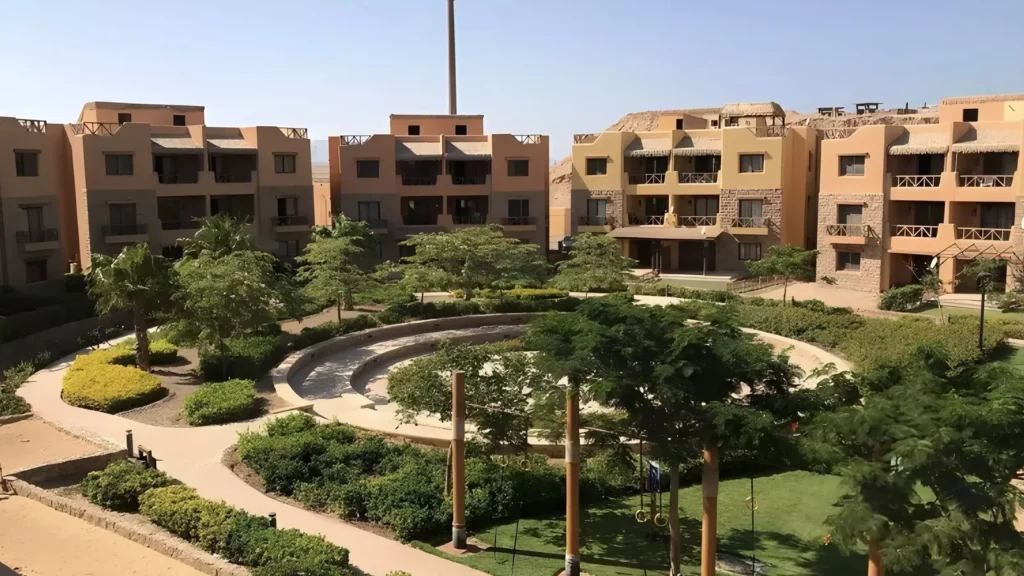 حدائق ومدرج وسط مباني ماونتن فيو السخنة 2
