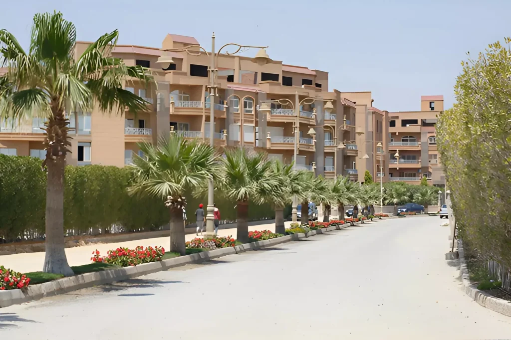 بحيرة وحمام سباحة داخل كمبوند المروج