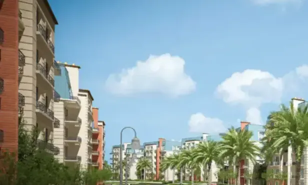 شارع داخلي ومسطحات خضراء في كمبوند نيوبوليس