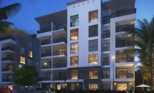 عمارة سكنية ليلًا في نيوبوليس المستقبل سيتي
