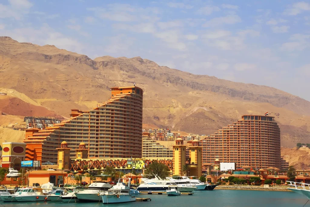 مرسى اليخوت ومباني بورتو السخنة أسفل جبل العين السخنة