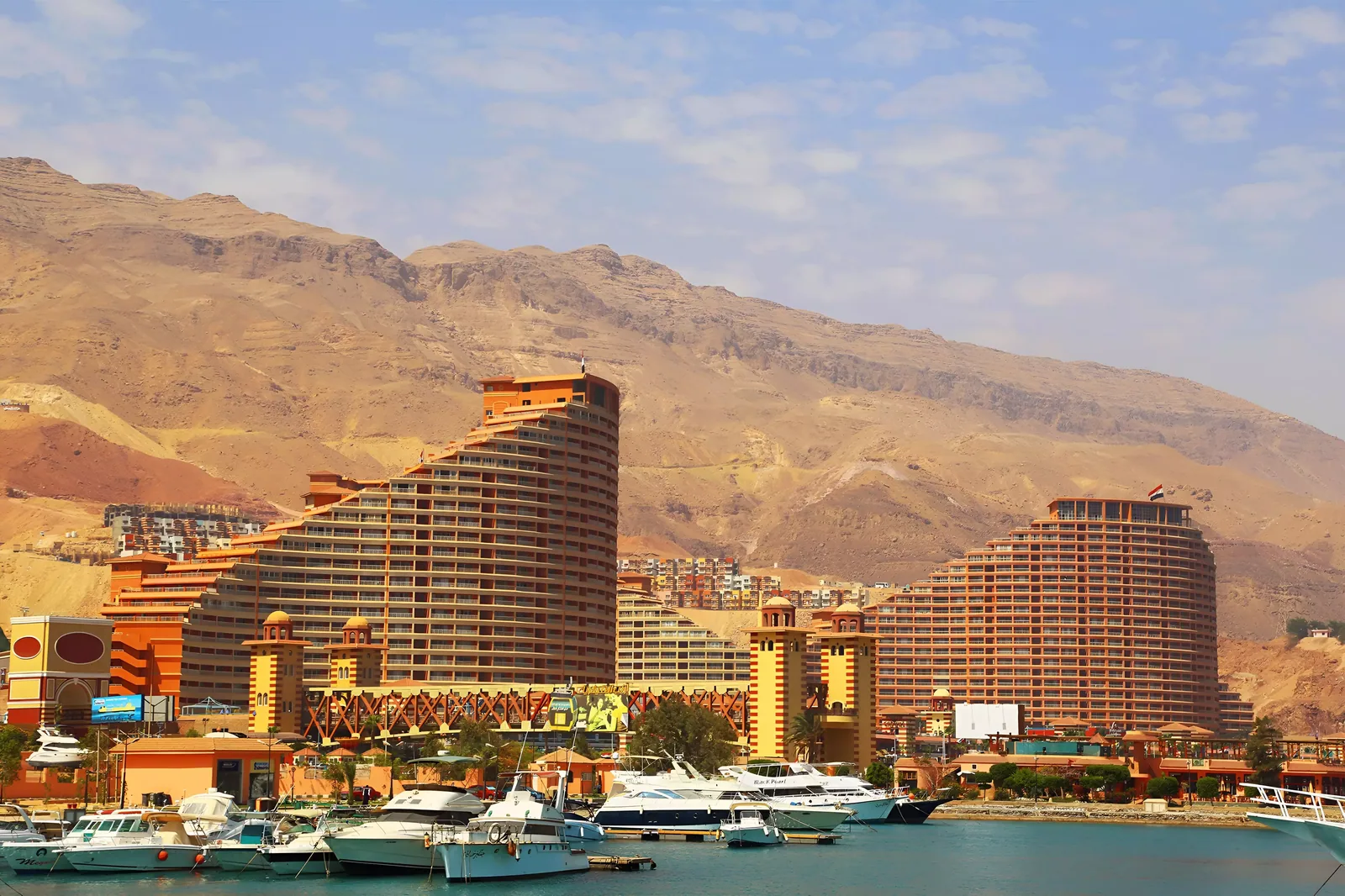 مرسى اليخوت ومباني بورتو السخنة أسفل جبل العين السخنة