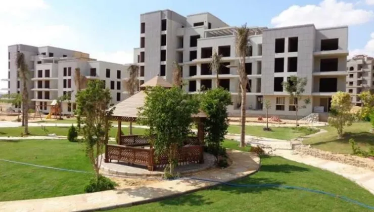 حديقة وعمارات سكنية في كمبوند سرايات القطامية