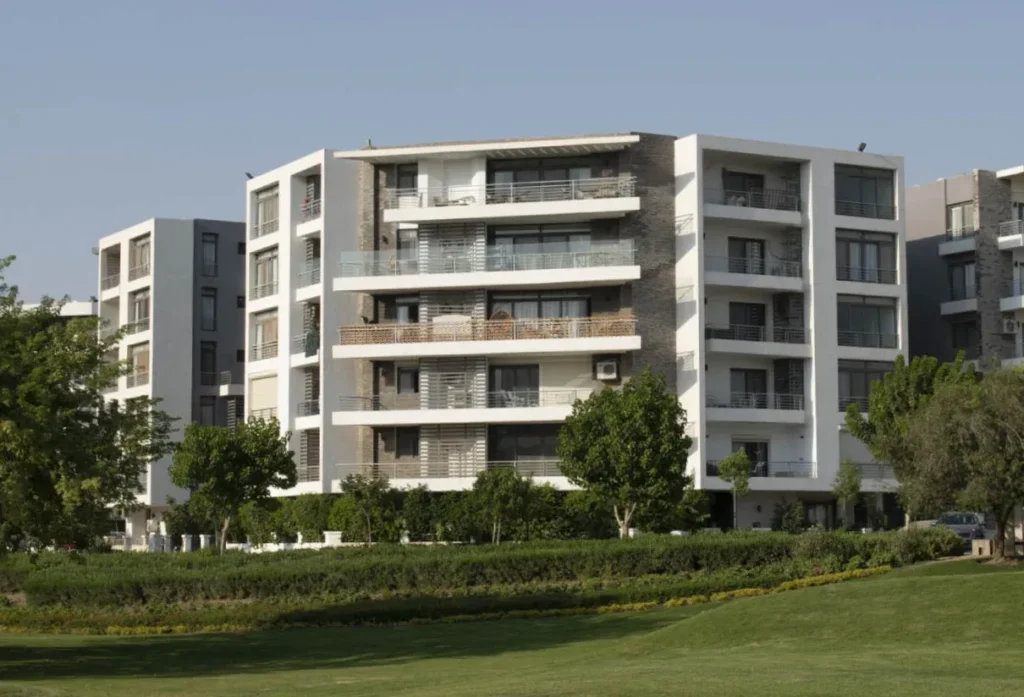 مبنى سكني وحدائق في كمبوند تاج سيتي القاهرة الجديدة | Taj City New Cairo