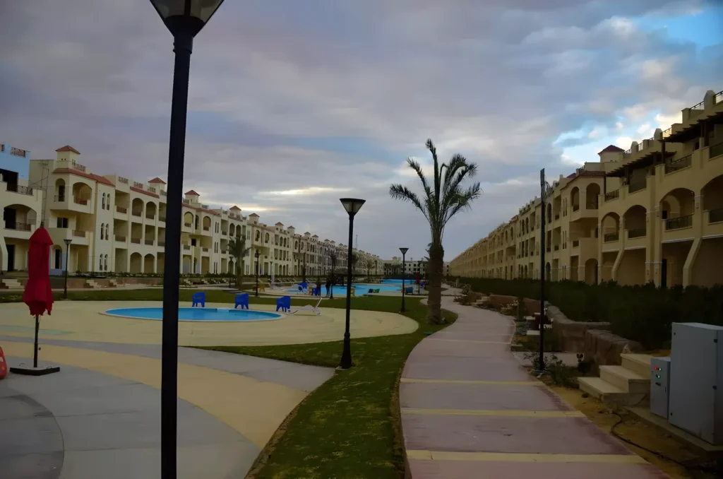 ممشى بين مباني لاسيرينا بالم بيتش في العين السخنة
