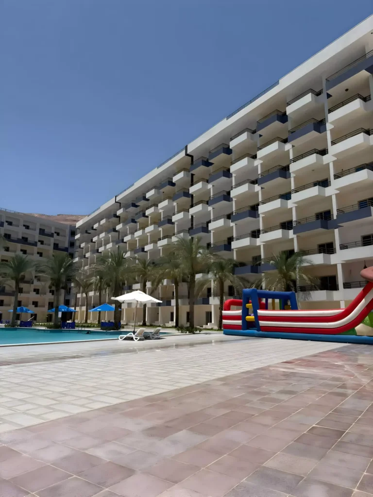 مباني فيفا كوست وحمام سباحة عند الغروب - Viva Coast Ain Sokhna