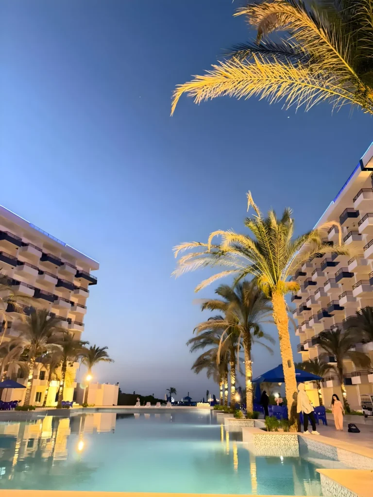 نخيل وإضاءة مسائية بجوار مسبح فيفا كوست العين السخنة - Viva Coast Ain Sokhna